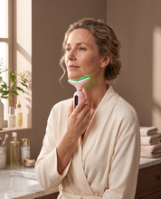 Vrouw gebruikt Luxente SkinLift™ nek- en kaaklijnapparaat op kaaklijn